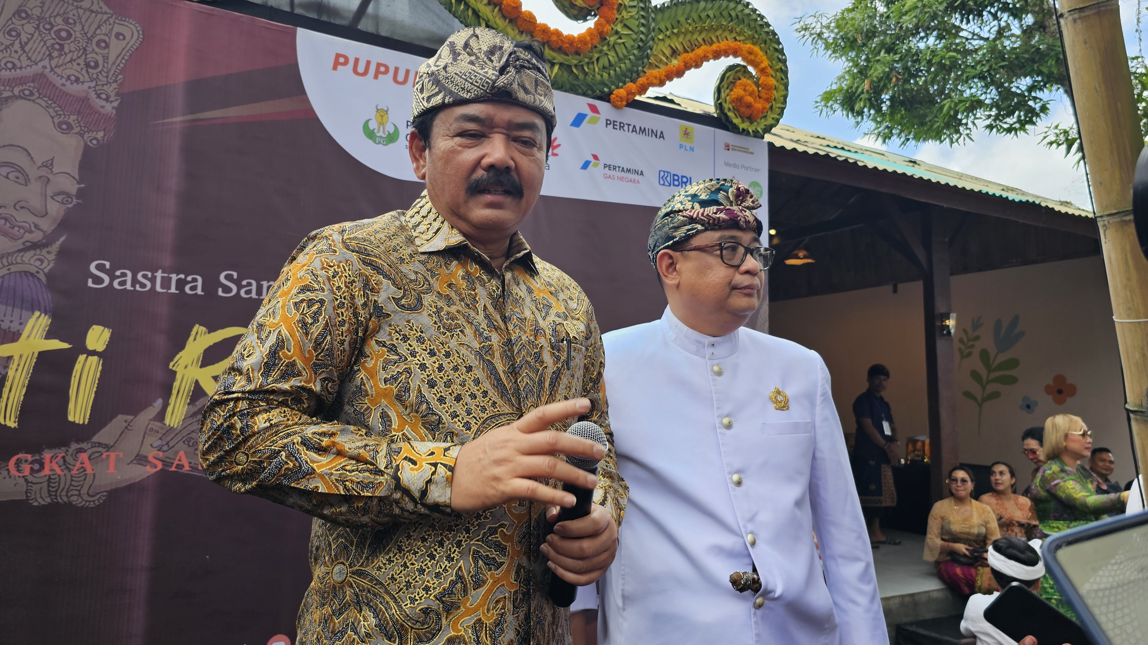 CEGAH KONFLIK: Menteri Koordinator Bidang Politik Hukum dan Keamanan (Menko Polhukam), Hadi Tjahjanto (kiri) saat bicara soal keamanan Bali jelang Pilkada 2024.