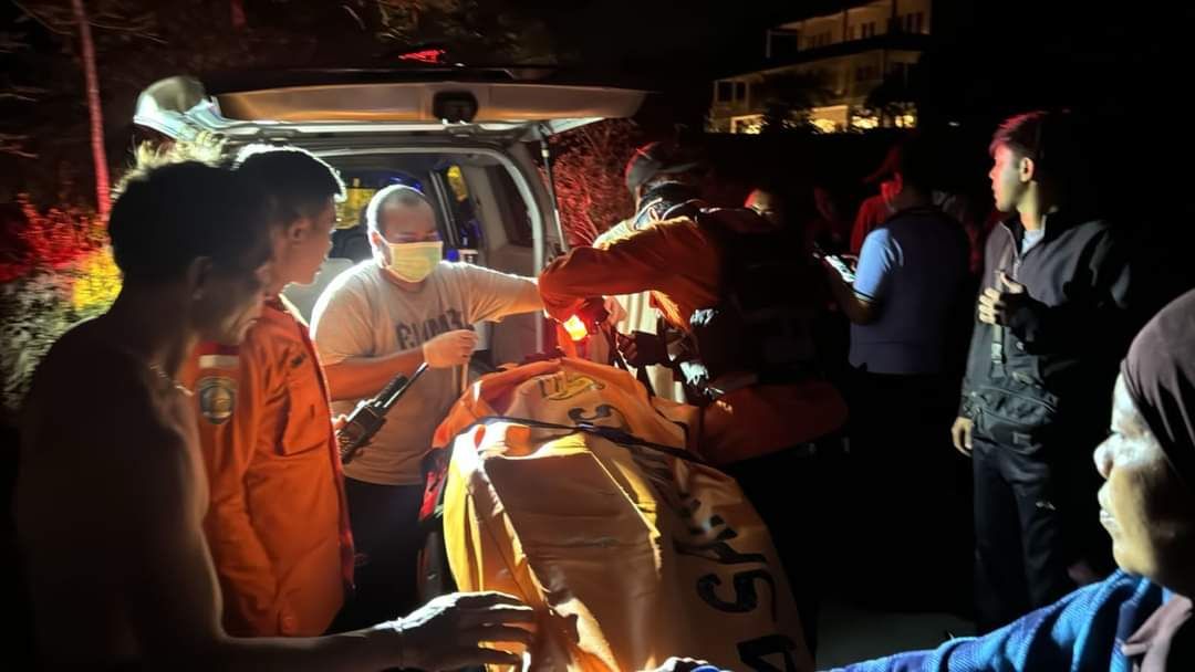 EVAKUASI: Jasad I Komang Sugiarta Wiguna, 20, tewas digulung ombak pantai Dreamland, Kuta Selatan, Badung, berada di kantong jenazah.
