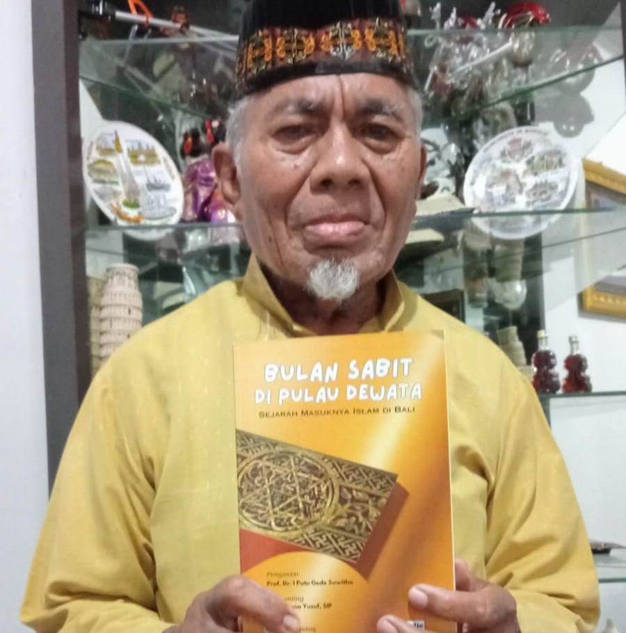 Penyunting buku yang berjudul Bulan Sabit di Pulau Dewata, H. Maulana Yusuf mengatakan buki ini sebagai dokumentasi sejarah yang penting. Buku ini merupakan penyempurnaan dari laporan sejarah Islam.