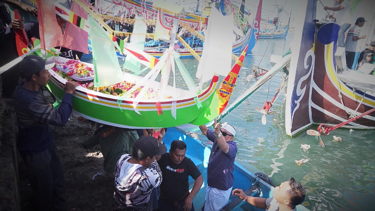 MERIAH: Prosesi larung sesaji di Pantai Pengambengan, Bali.
