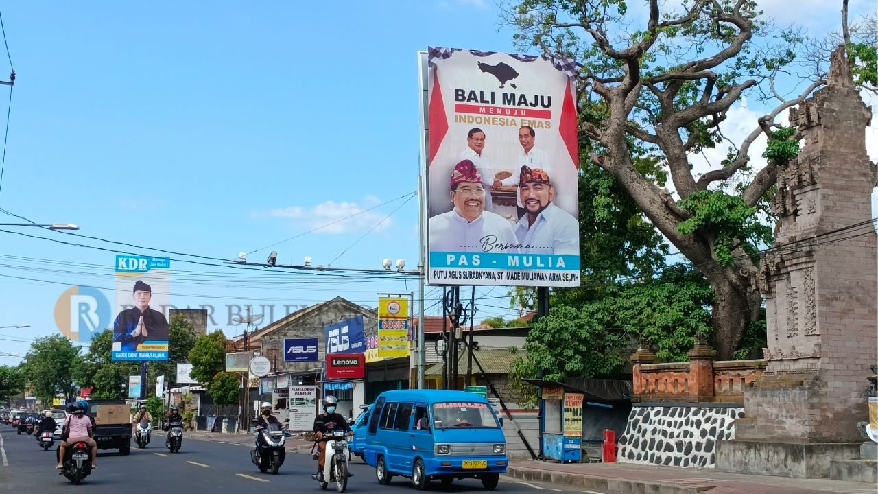 MARAK: Baliho Putu Agus Suradnyana dengan Made Muliawan Arya atau paket PAS-Mulia bertebaran di Buleleng.