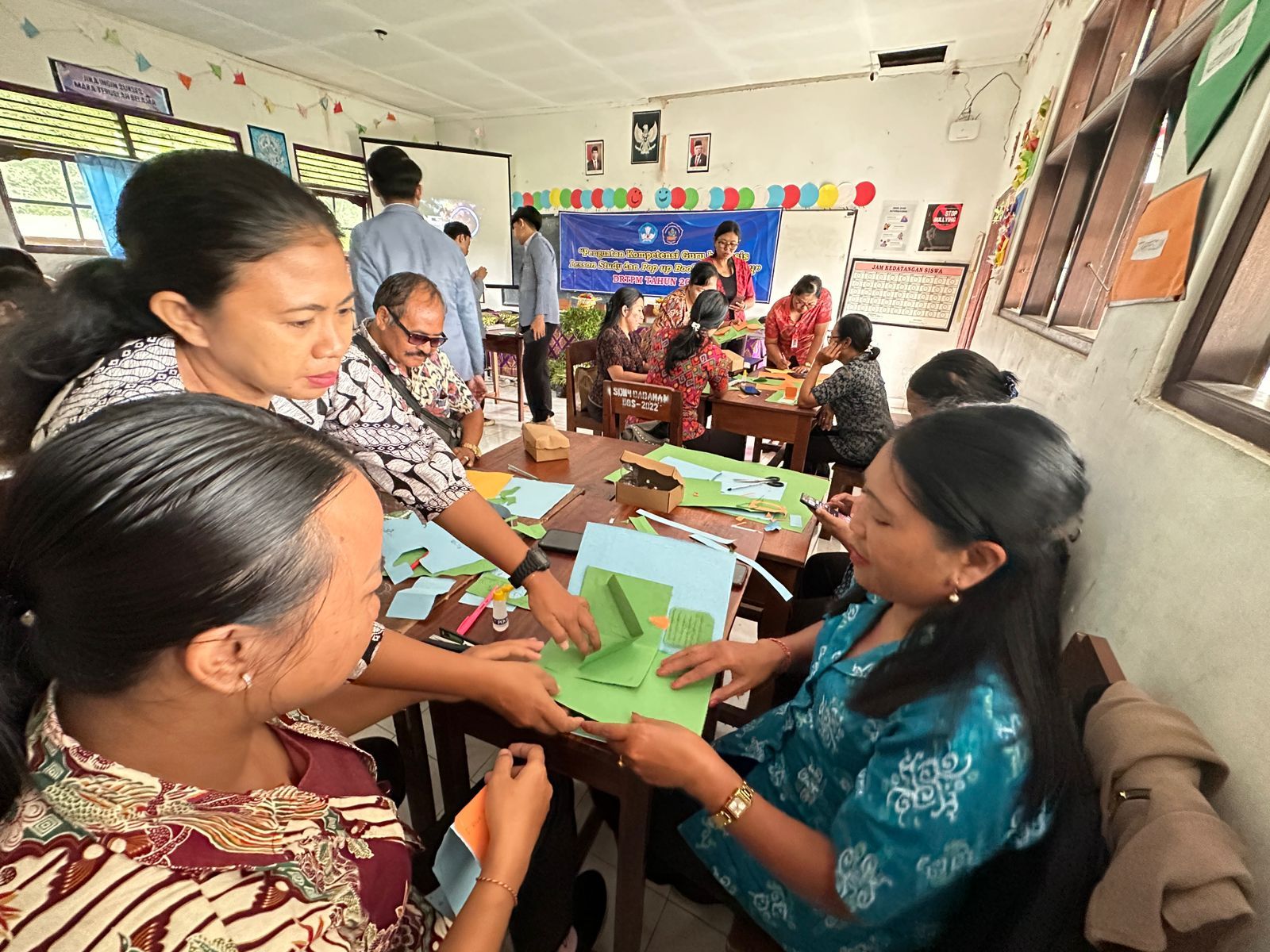 TINGKATKAN PEMBELAJARAN: Penguatan kompetensi guru berbasis lesson study dan pop up book satua Bali pada 1 hingga 5 Juli 2024.