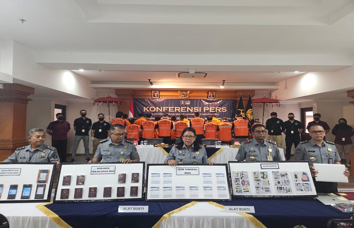 Imigrasi merilis para WNA yang diamankan karena melanggar ijin tinggal di Bali. Para WNA Tiongkok itu jual pulsa hingga Token Listrik di Bali.