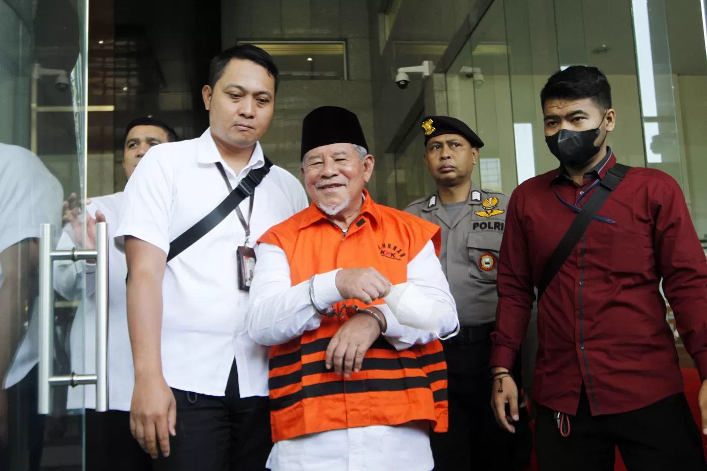 Gubernur Maluku Utara Abdul Gani Kasuba berjalan dengan kawalan petugas usai ditetapkan sebagai tersangka kasus dugaan korupsi terkait proyek infrastruktur di Gedung Merah Putih KPK, Jakarta.