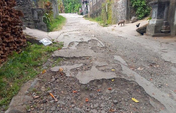 Jalan di Sangket yang diminta perbaikan lantaran menjadi akses untuk pariwisata dan pertanian.