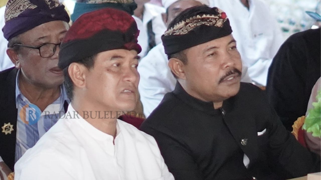 PAKET: Ketua DPRD Buleleng, Gede Supriatna (kiri) dan Ketua Fraksi PDIP Buleleng, Ketut Ngurah Arya (kanan).