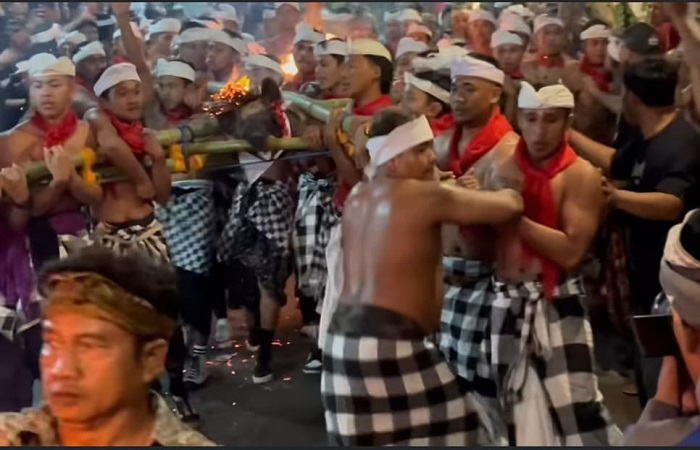 Tradisi Ngusaba Bukakak yang berlangsung di Desa Sudaji. Ritual ini digelar sebagai bentuk rasa syukur atas pertanian.