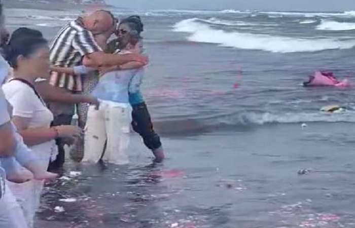 Istri mendiang Papa Dali, Jenifer Coppen melarung abu jenazah suaminya ke Pantai Lembeng.