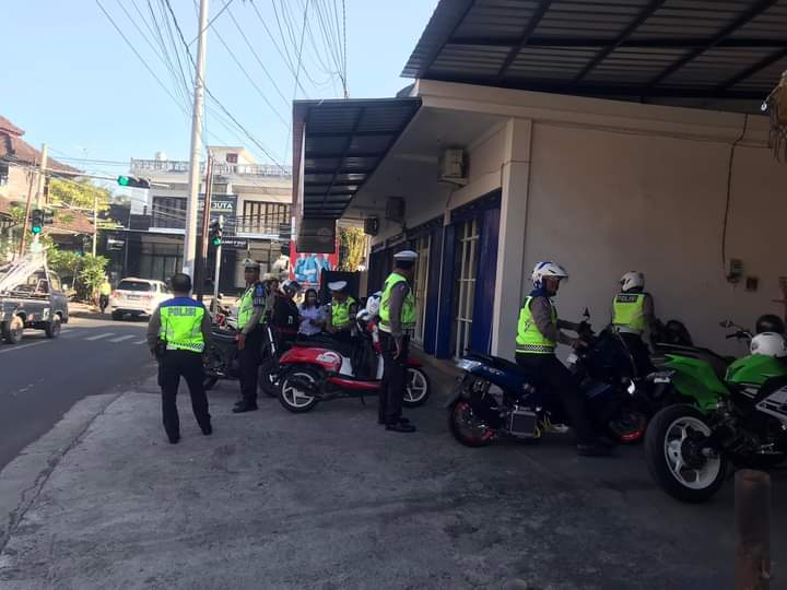 TANPA PAPAN RAZIA: Sejumlah polisi lalu lintas di simpang Jalan Srikandi dan Jalan Laksamana, Singaraja.
