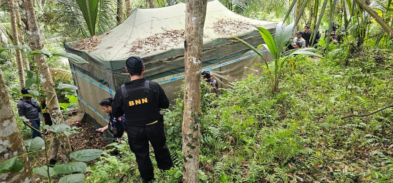 LABORATORIUM NARKOBA: Tenda yang digunakan WNA Filipina untuk memproduksi narkoba jenis DMT di wilayah Payangan, Bali.