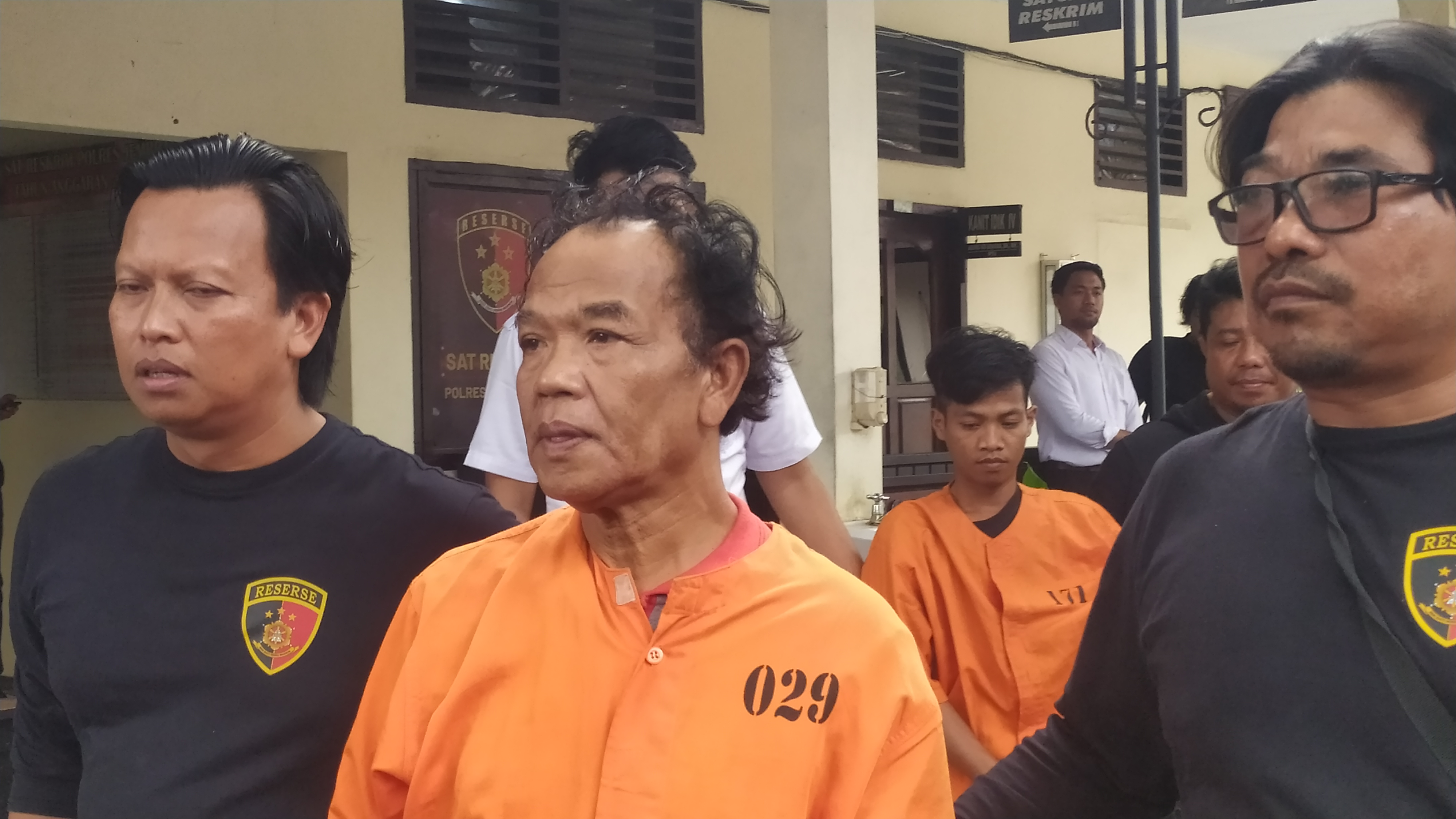 CONGKEL SADEL: Gede Sukadana (tengah), pria asal Buleleng yang menjadi tersangka pencurian dengan modus congkel sadel.