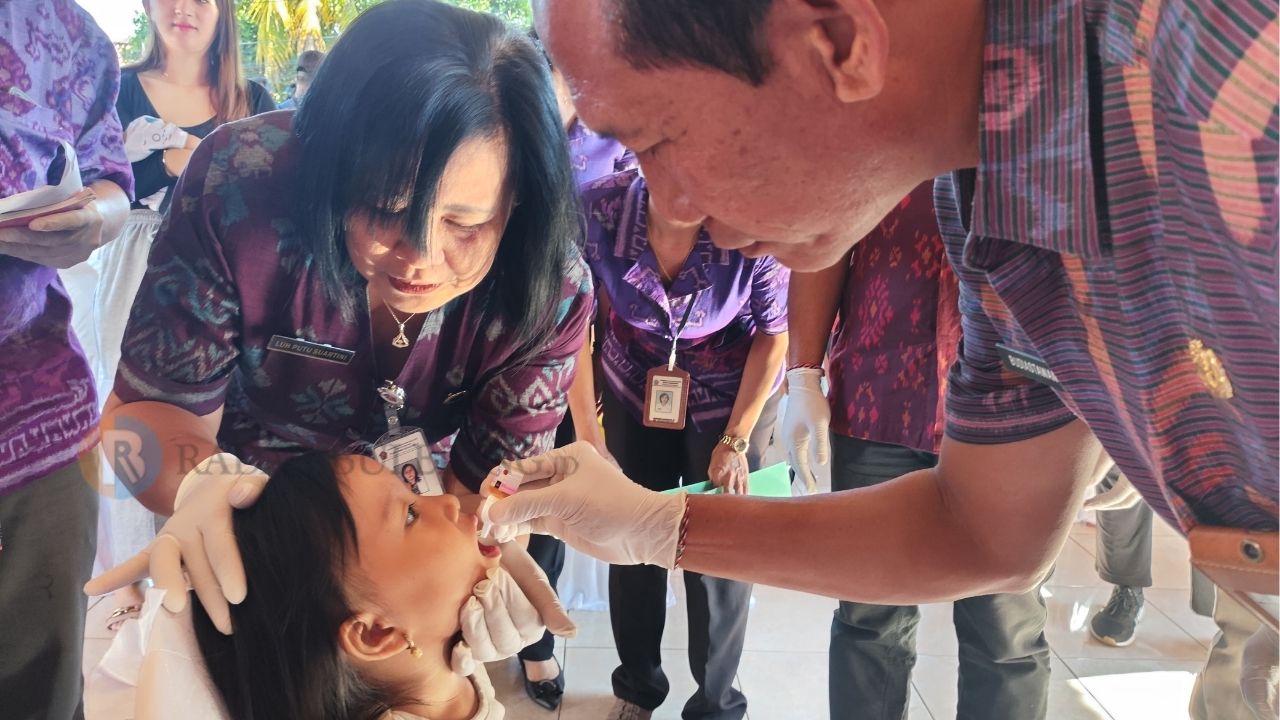 VAKSIN POLIO: Pemberian vaksin polio kepada anak di Buleleng.