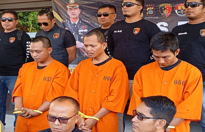 Para tersangka curanmor dengan barang buktinya. Dari kiri, Billy Pratama, Putu Suwariana, dan Gede Agus Priyana Putra.