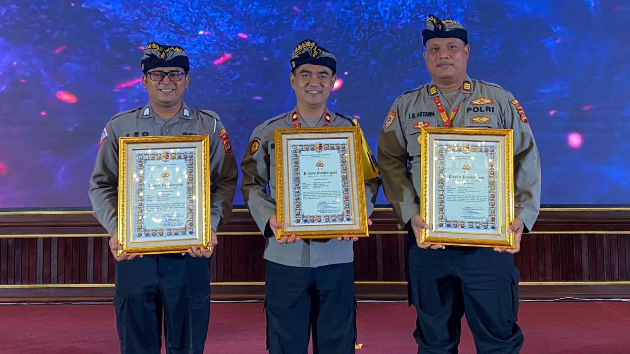 PENGHARGAAN: Dari kiri, Banit Sat Lantas Polres Buleleng, Bripka Kadek Leo Ernanto; Wakapolres Buleleng, Kompol Fudin Ismail; Ps. Kabag Ren Polres Buleleng, AKP Ida Bagus Astawa.
