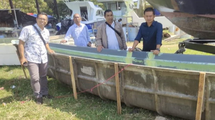 CEK PERAHU: Tim dari Dinas Ketahanan Pangan dan Perikanan (DKPP) Buleleng mengecek kesiapan perahu yang akan diberikan kepada nelayan.