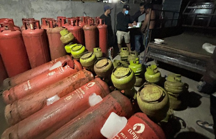 Ratusan tabung disita Satgas Gakkum Ops Cipkon Polda Bali dari gudang oplosan gas LPG subsidi di Jalan Tunjung Tutur III, Gang Pari, Desa Peguyangan Kaja, Denpasar Utara, Kamis 25 Juli 2024.