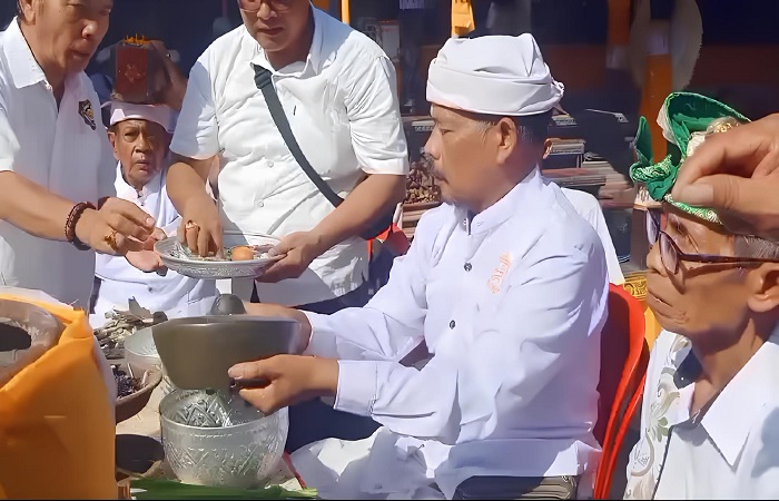 Prosesi ngewangsuh gong duwe di Pura Pengaruman Banjar Paketan. Gong duwe ini menyimpan kekuatan magis serta cerita-cerita mistisnya.