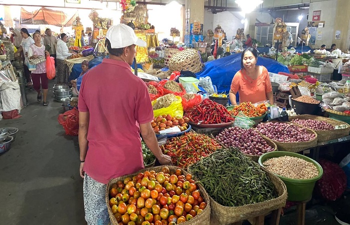 Salah seorang pedagang sayur dan bumbu dapur di Pasar Amlapura Timur, Jumat (26/7). Saat ini harga cabai tembus Rp 80 Ribu per Kilogramnya.