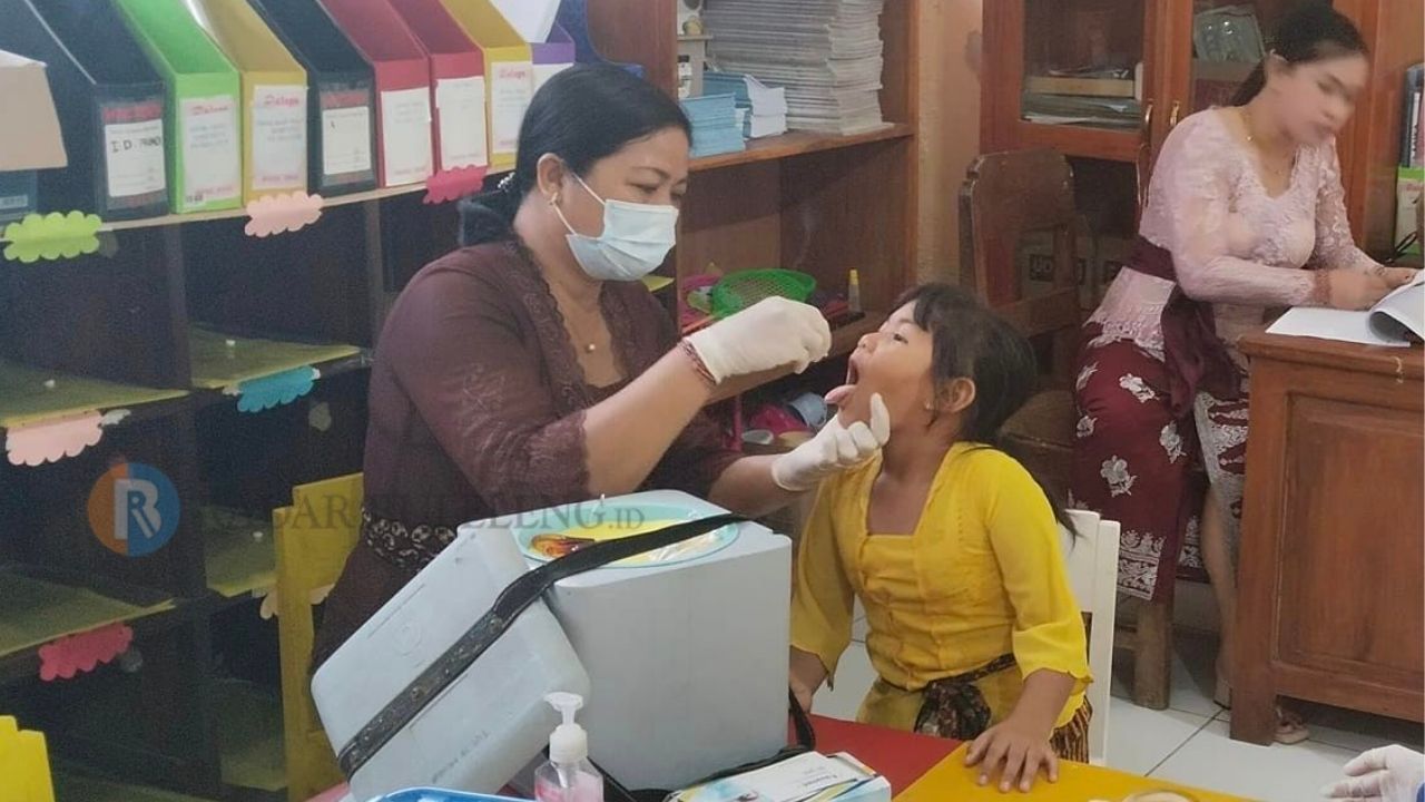 IMUNISASI: Pemberian vaksin polio kepada anak di Buleleng.