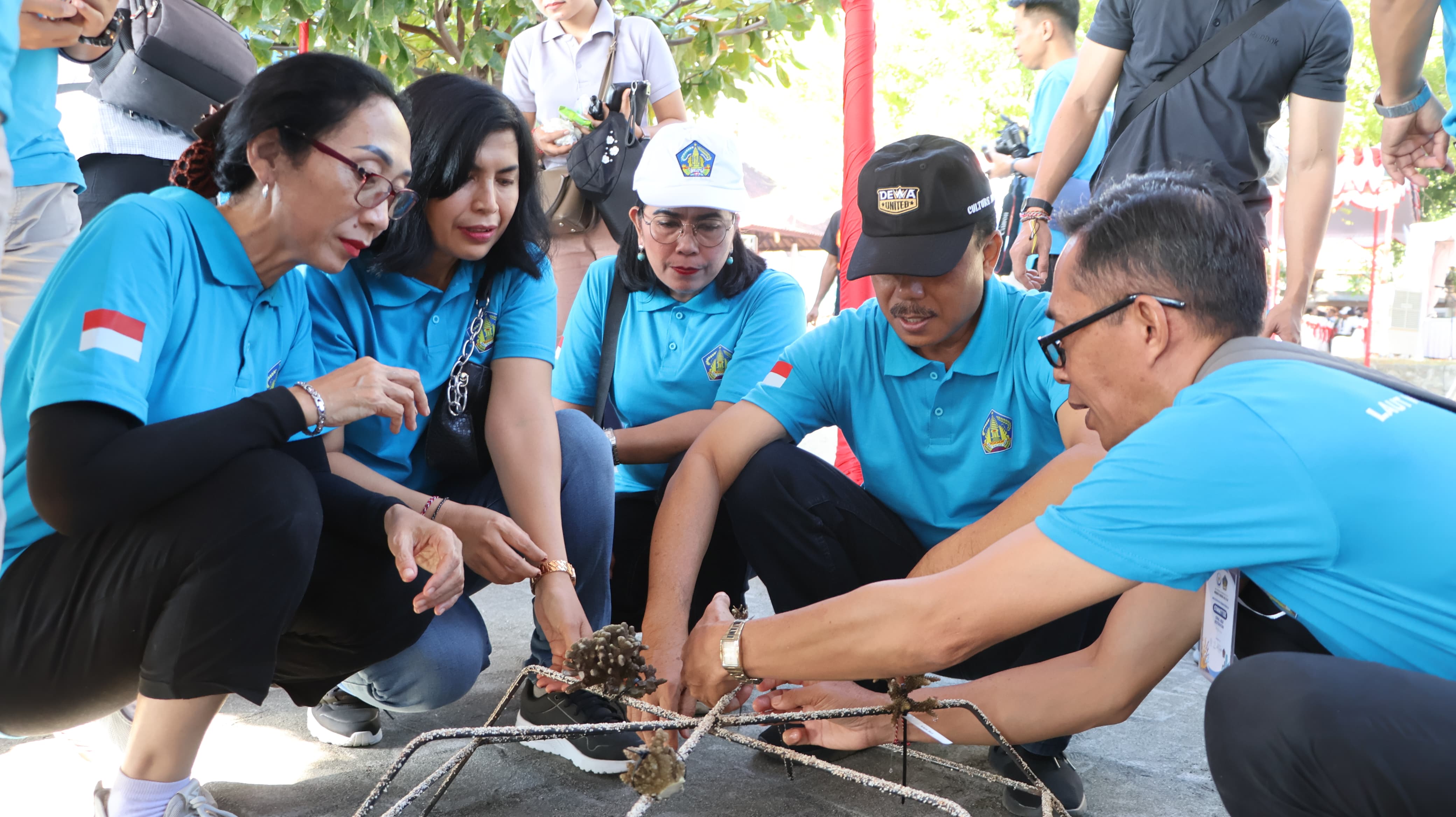 KONSERVASI: Sekda Bali, Dewa Made Indra (dua dari kanan) saat melihat proses transplantasi terumbu karang.