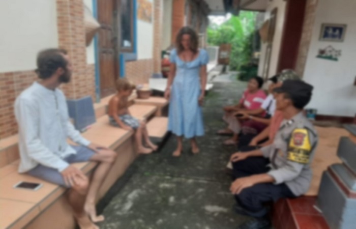 Bocah warga asing asal Rusia yang kerap keluyuran tanpa baju saat didatangi aparat di Ubud.