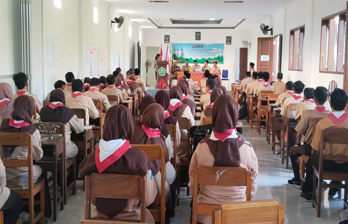 Guru yang bertugas di Madrasah Ibtidaiyah digembleng menjadi pembina pramuka.