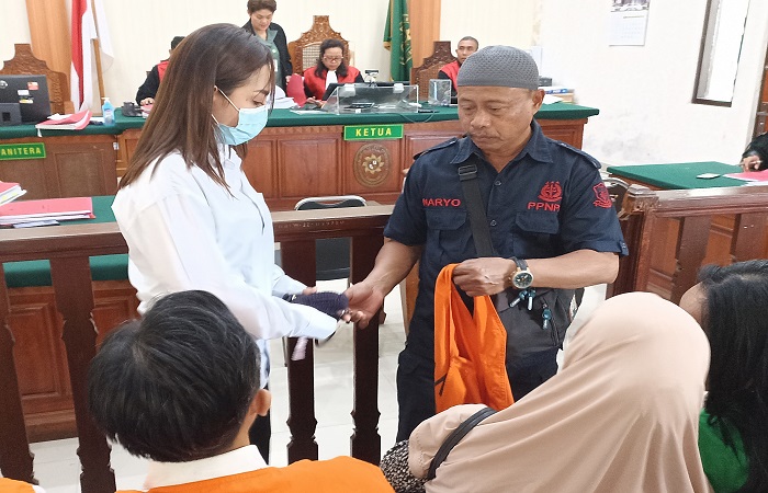 DENPASAR, radarbuleleng.id &ndash; Terdakwa penipuan berkedok investasi dalam bentuk dana pinjaman (dapin), Jois Apriliyah menjalani sidang putusan di PN Denpasar, Selasa (30/7).