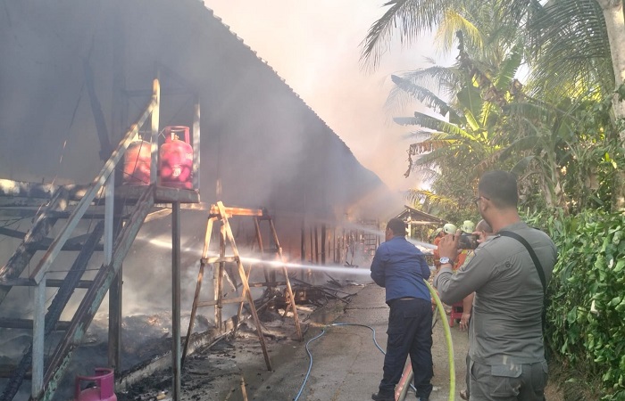 Petugas pemadam kebakaran memadamkan api yang membakar kandang ayam di Mendoyo.