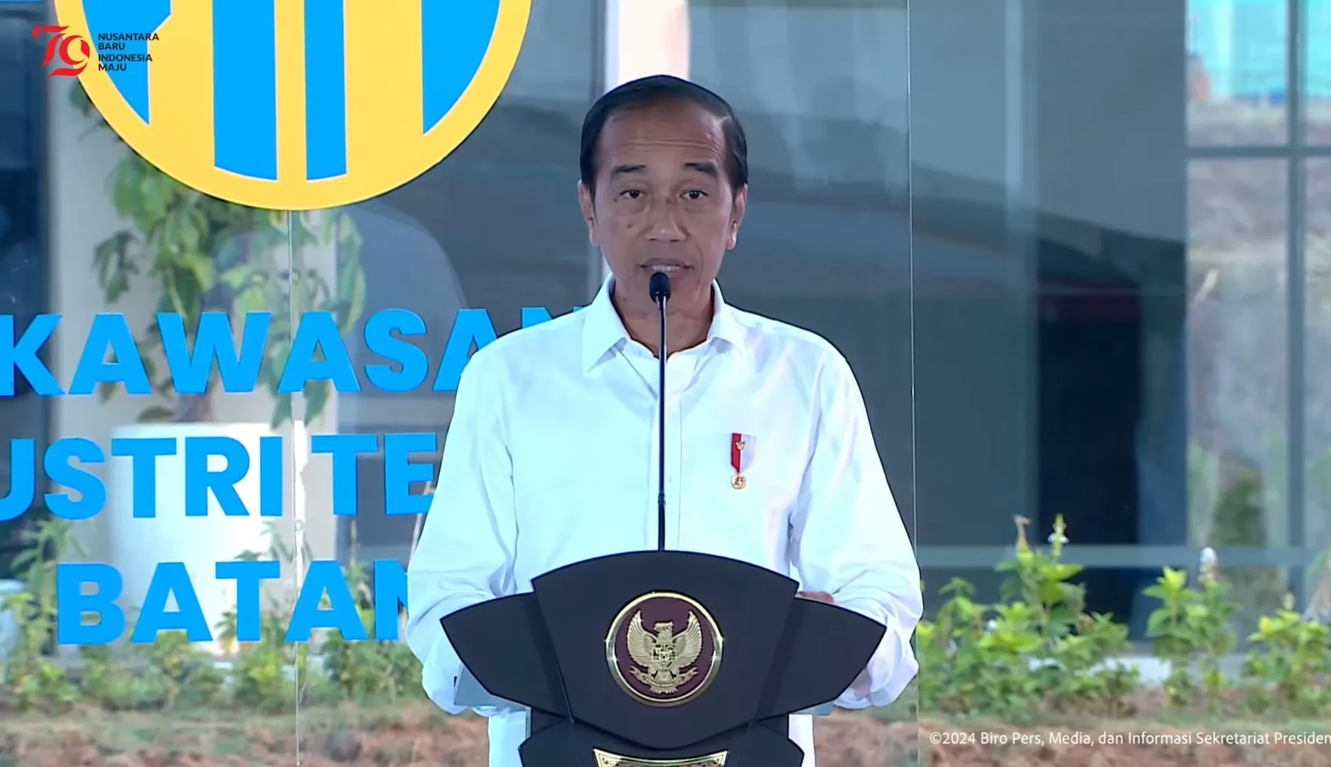 Presiden Joko Widodo (Jokowi) secara resmi melarang penjualan rokok ketengan atau eceran per batang.