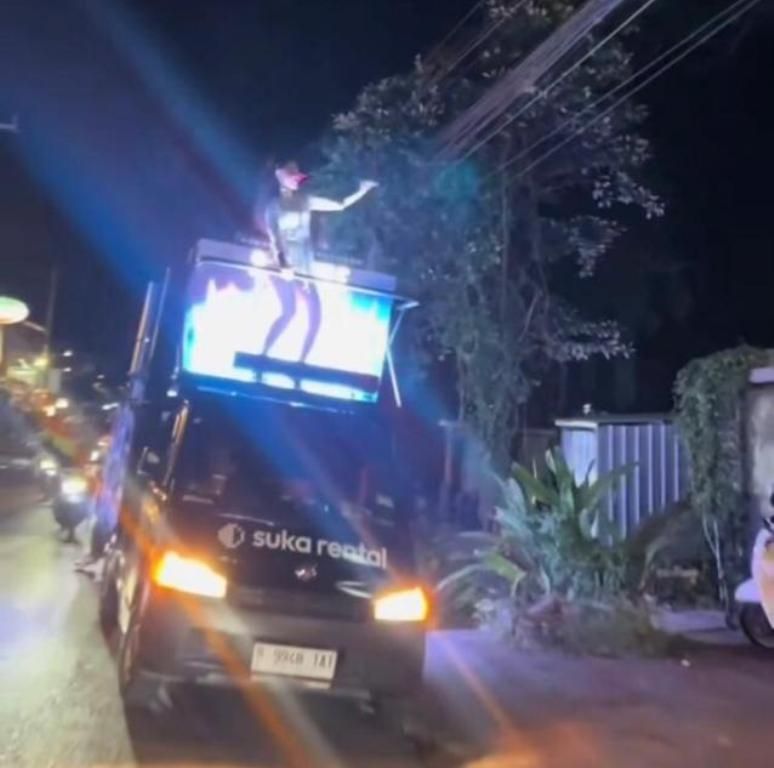 BERKELILING: Potongan video mobil pikap berisi sexy dancer dan DJ yang viral di medsos mengelilingi wilayah Canggu, Minggu malam, 28 Juli 2024.