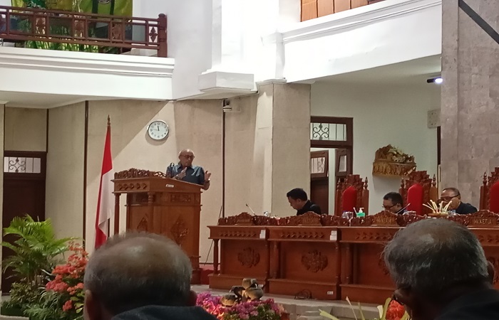 Momen ketik De Tamu memberikan masukan di luar konteks pemandangan umum fraksi kepada Pj Bupati Buleleng, Ketut Lihadnyana.