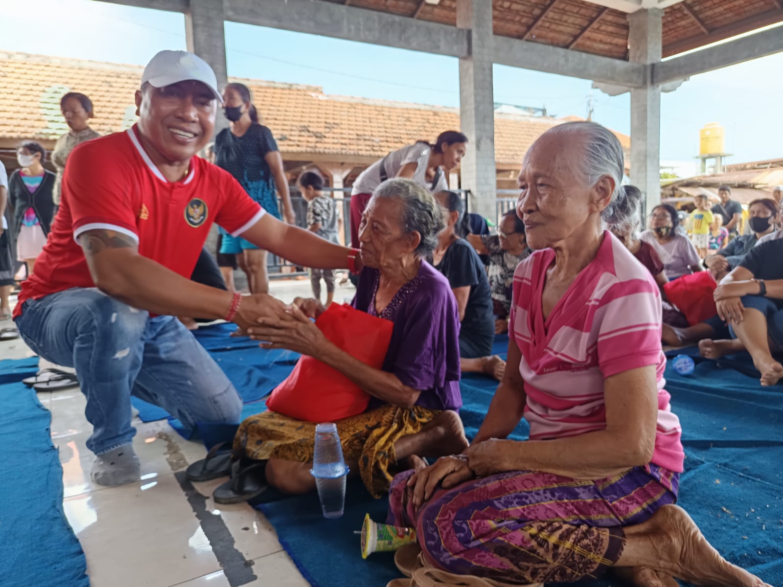 PEDULI LANSIA: Tokoh pariwisata Buleleng, Komang Arya Suyasa alias Mang Dauh (kiri) memberikan bantuan kepada lansia.