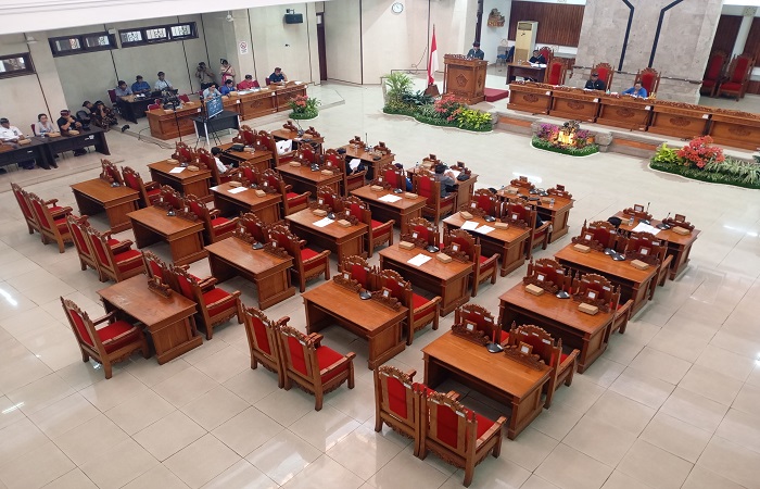 Kursi anggota dewan tampak kosong saat Pj Bupati Buleleng memberikan jawaban atas pemandangan fraksi-fraksi DPRD. Hanya 11 orang anggota dewan yang hadir.