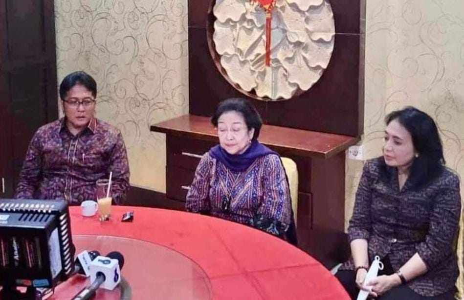 TUNGGU REKOMENDASI: Dari kiri, I Nyoman Giri Prasta, Megawati Soekarno Putri, dan I Gusti Ayu Bintan Darmawati dalam sebuah acara.