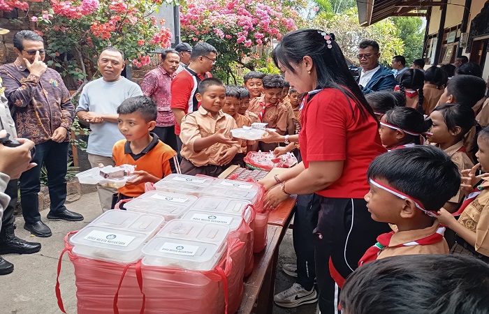 Siswa SDN 2 Bungkulan menerima makan siang gratis. Ini merupakan uji coba program Prabowo-Gibran yang perdana di Bali dan Buleleng