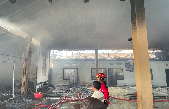 Terbakar: Panti Asuhan Wisma Anak-Anak Harapan ludes terbakar, Sabtu (3/8). Kabakaran diduga karena korsleting listrik.