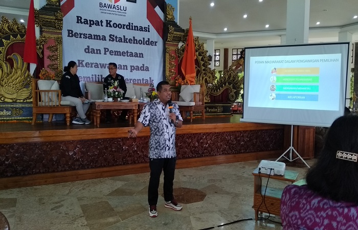 Fintje Bawengan, pemerhati pemilu saat Rapat Koordinasi di Gianyar, Jumat (2/8) kemarin.