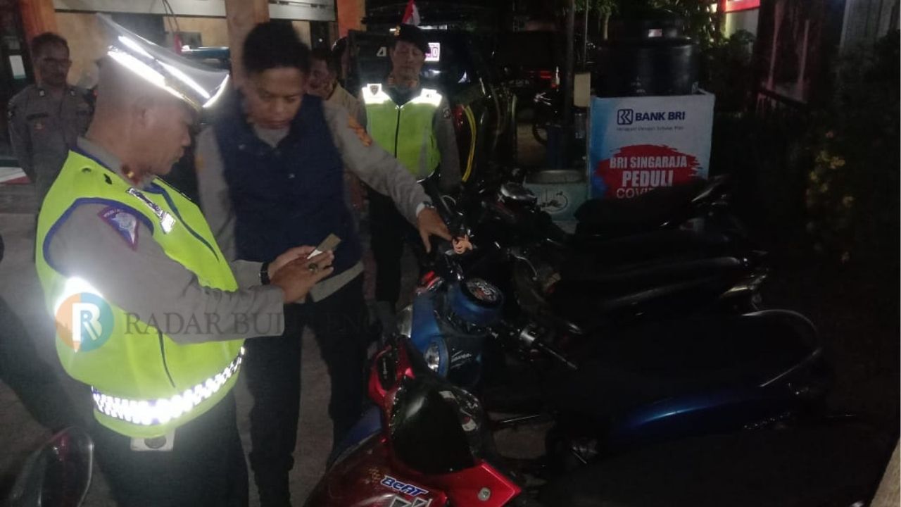 BALAP LIAR: Polisi mengamankan sepeda motor yang digunakan untuk balap liar di kawasan Kota Singaraja.