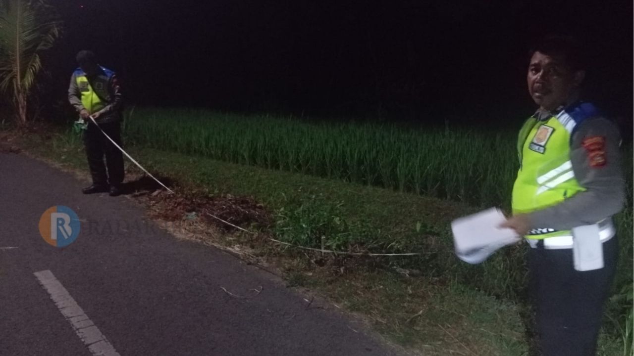 OLAH TKP: Polisi melakukan olah TKP kecelakaan lalu lintas di Jalan Gunung Batukaru.