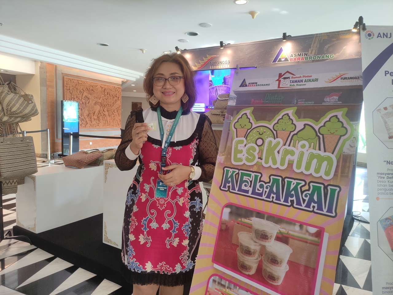 DAUN PAKIS JADI ES KRIM: Koordinator Rumah Pintar Taman Aksari, Like Prisdian Cahyaningtyas menunjukkan es krim kelakai yang berbahan dasar daun pakis tanah.