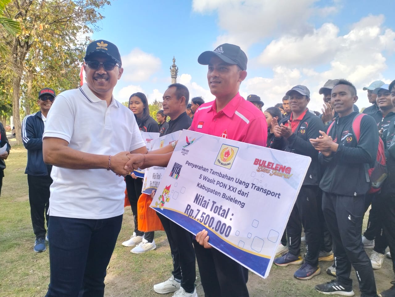 TAMBAHAN UANG SAKU: Sekda Buleleng, Gede Suyasa (kiri) menyerahkan tambahan uang saku kepada atlet, pelatih, wasit, serta juri asal Buleleng yang akan mengikuti PON 2024.