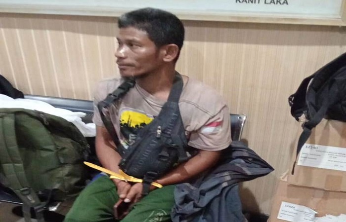 Sopir truk Muzahar, 42, warga Lombok Barat diamankan petugas kepolisian. Dia berkendara ugal-ugalan di jalan hingga menewaskan pengendara motor.