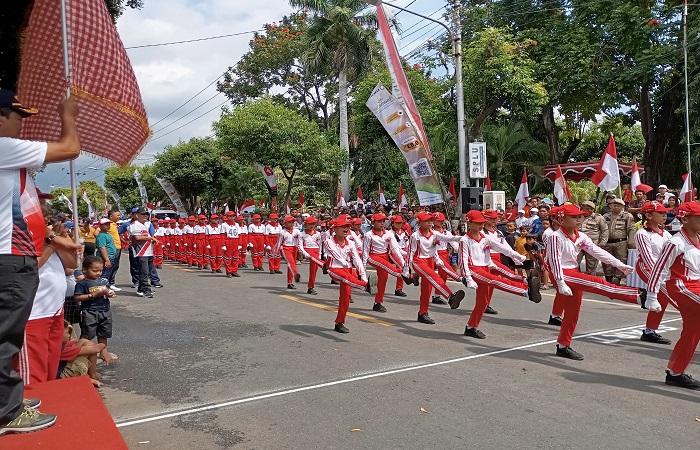 Salah satu regu ketika meninggalkan garis start. Sebanyak 115 regu SD mengikuti lomba gerak jalan ini.