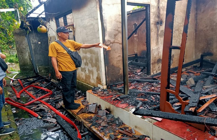 Petugas saat berada di lokasi kebakaran yang menghanguskan bangunan rumah gudang.