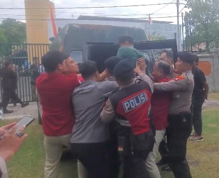 DITAHAN: Bendesa Adat Tista, Nyoman Supardi dibawa ke Lapas Singaraja.