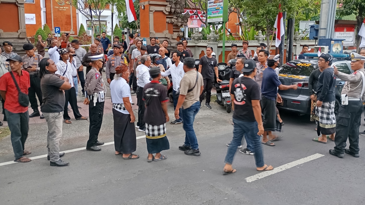 RAMAI MASSA: Massa pendukung Nyoman Supardi memadati Kejaksaan Negeri Buleleng.