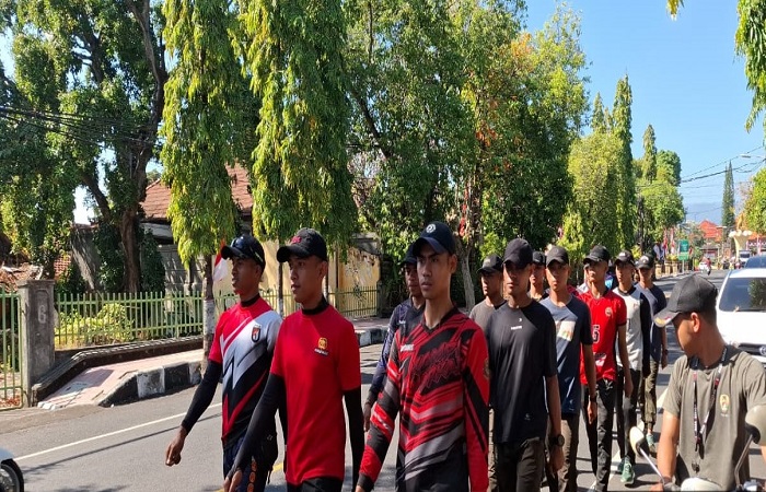 Salah satu regu dari Yonif Raider 900/SBW saat berlatih gerak jalan untuk mengikuti lomba gerak jalan 45 Km dalam rangka HUT ke-79 RI di Buleleng.
