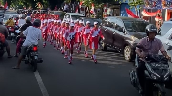GERAK JALAN: Peserta gerak jalan terjebak macet di Jalan Gajah Mada, Singaraja.