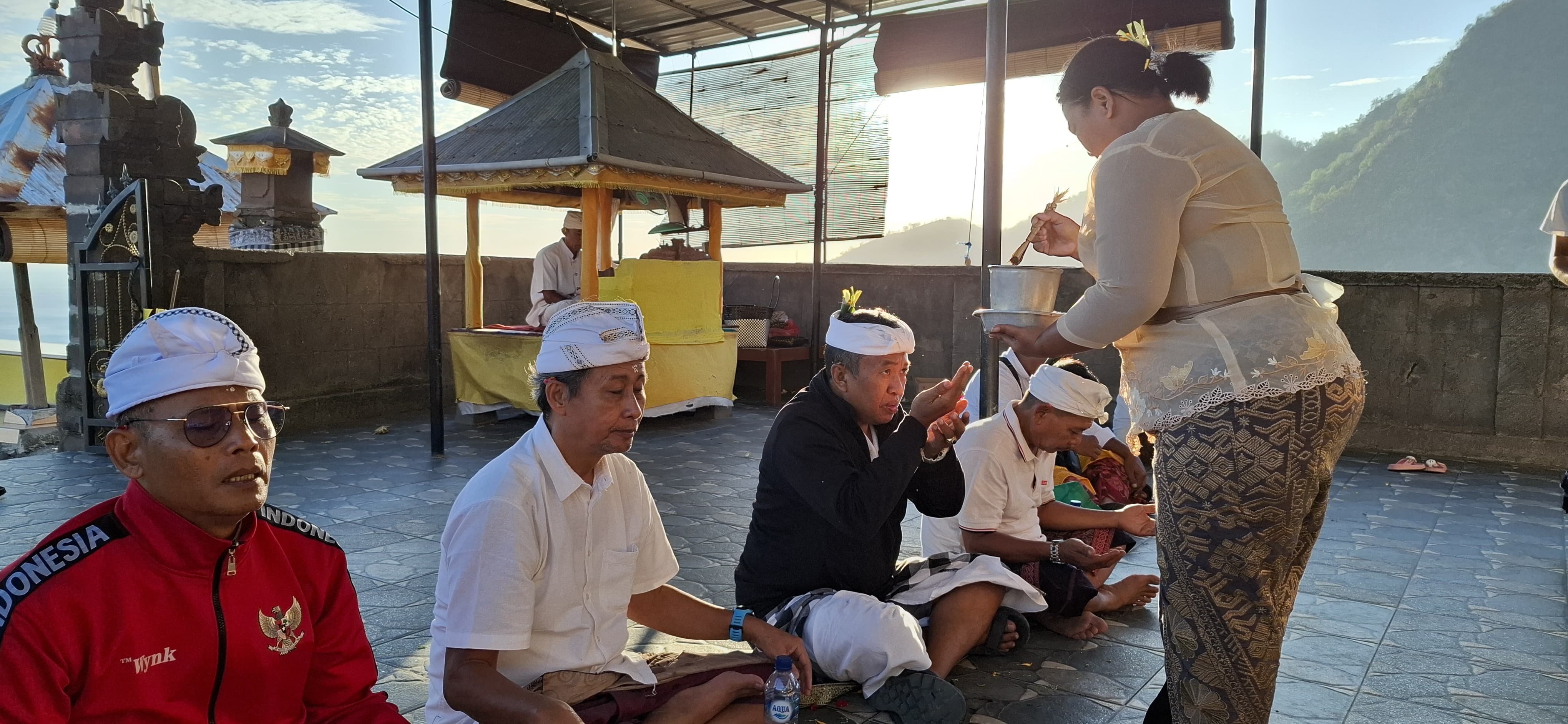 DOA UNTUK PRESTASI: Pengurus KONI Buleleng saat melakukan persembahyangan di Pura Puncak Batu Kursi, Buleleng.