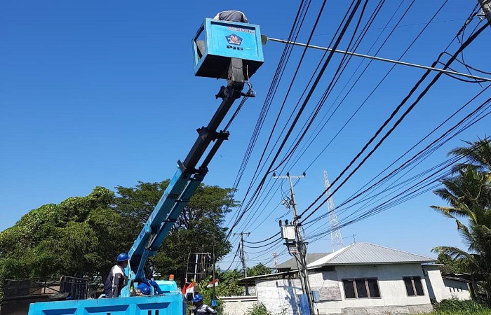 Dishub Buleleng melakukan perbaikan PJU sepanjang rute lomba gerak jalan 45 Km.